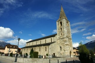 Église d'Ardon avec son clocher reconstruit en 1525.